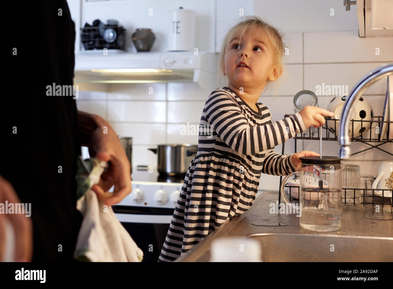 Mädchen in der Küche Stockfoto