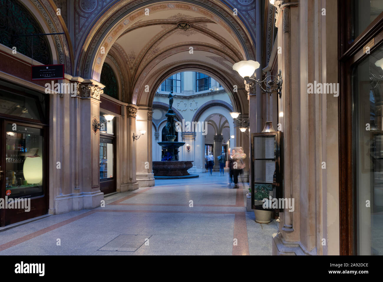 Wien, ÖSTERREICH - Oktober 29, 2019: Durchfahrt von Palais Ferstel, auch als Freyung Passage bekannt, mit kleinen Geschäften und Cafés. Stockfoto