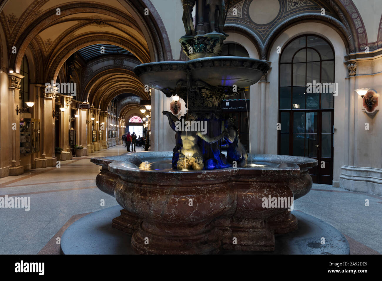 Wien, ÖSTERREICH - Oktober 29, 2019: Durchfahrt von Palais Ferstel, auch als Freyung Passage bekannt, mit kleinen Geschäften und Cafés. Stockfoto