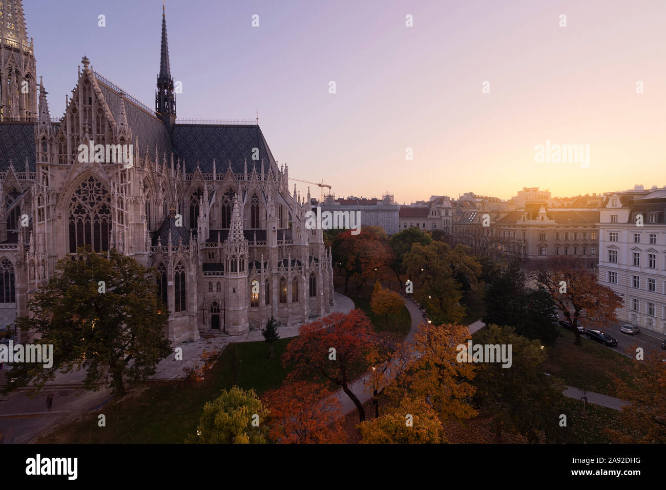 Wien Panorama bei Sonnenuntergang. Herbstliche Farben, neugotischen Votivkirche im Vordergrund. Stockfoto