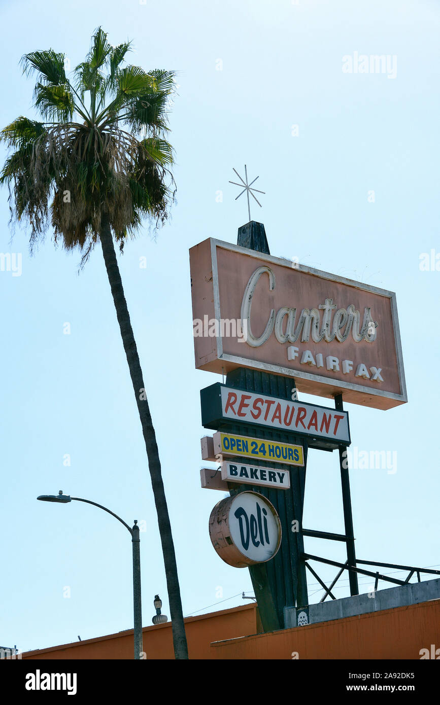 Alte beleuchtete Werbung des jüdischen Delikatessenrestaurants Canter's, Bäckerei, Deli und Bar an der North Fairfax Avenue, Hollywood, Los Angeles, USA Stockfoto