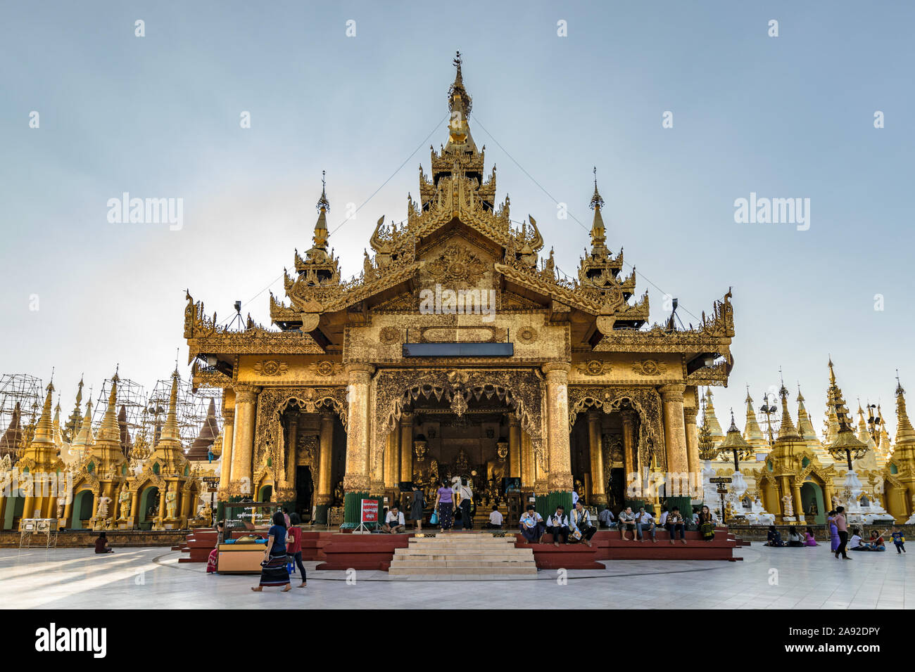 Anbeter Verstecken von der afteroon Sonne an der Shwedagon Pagode, Yangon, Myanmar. Stockfoto