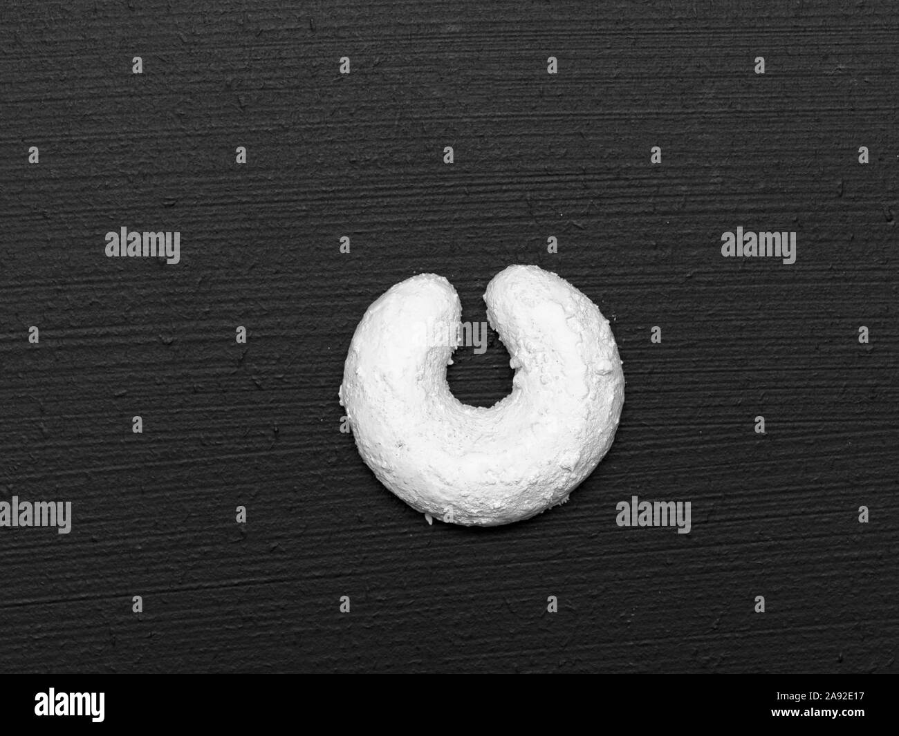 Viele verschiedene White christmas Cookies auf schwarzem Hintergrund Stockfoto