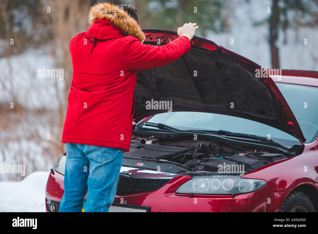 Mann öffnete Auto Motorhaube Aufschlüsselung auf Autobahn Straße Stockfoto