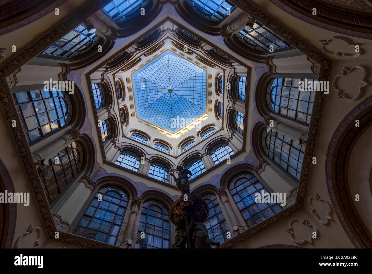 Wien, Österreich - 29 Oktober, 2019: Glaskuppel des Palais Ferstel mit Statue Donau waternymph und Springbrunnen, von unten gesehen. Stockfoto