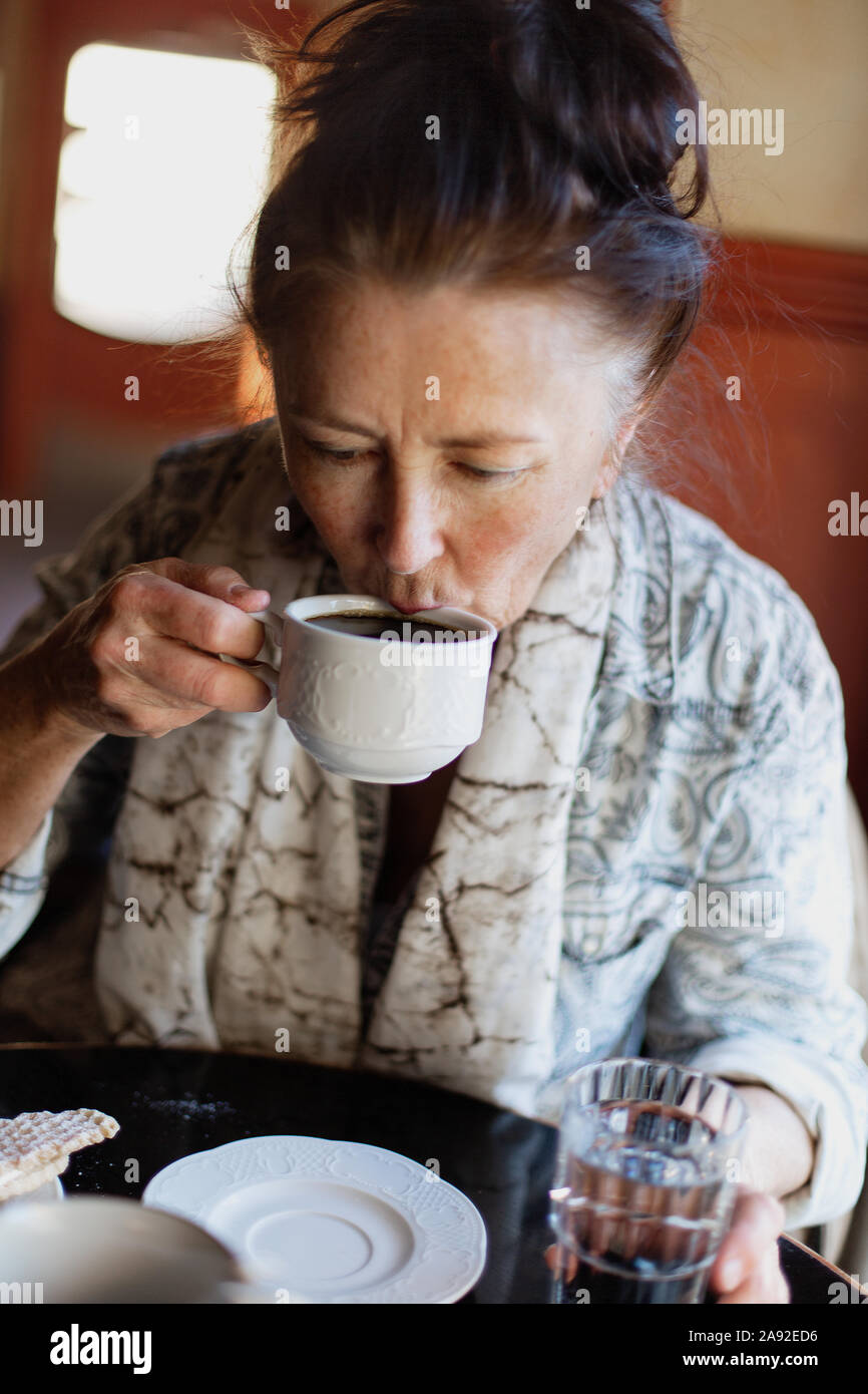 Frau trinkt Kaffee Stockfoto