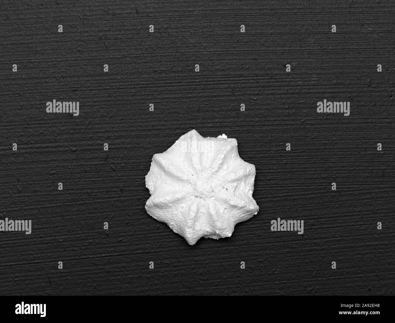 Viele verschiedene White christmas Cookies auf schwarzem Hintergrund Stockfoto