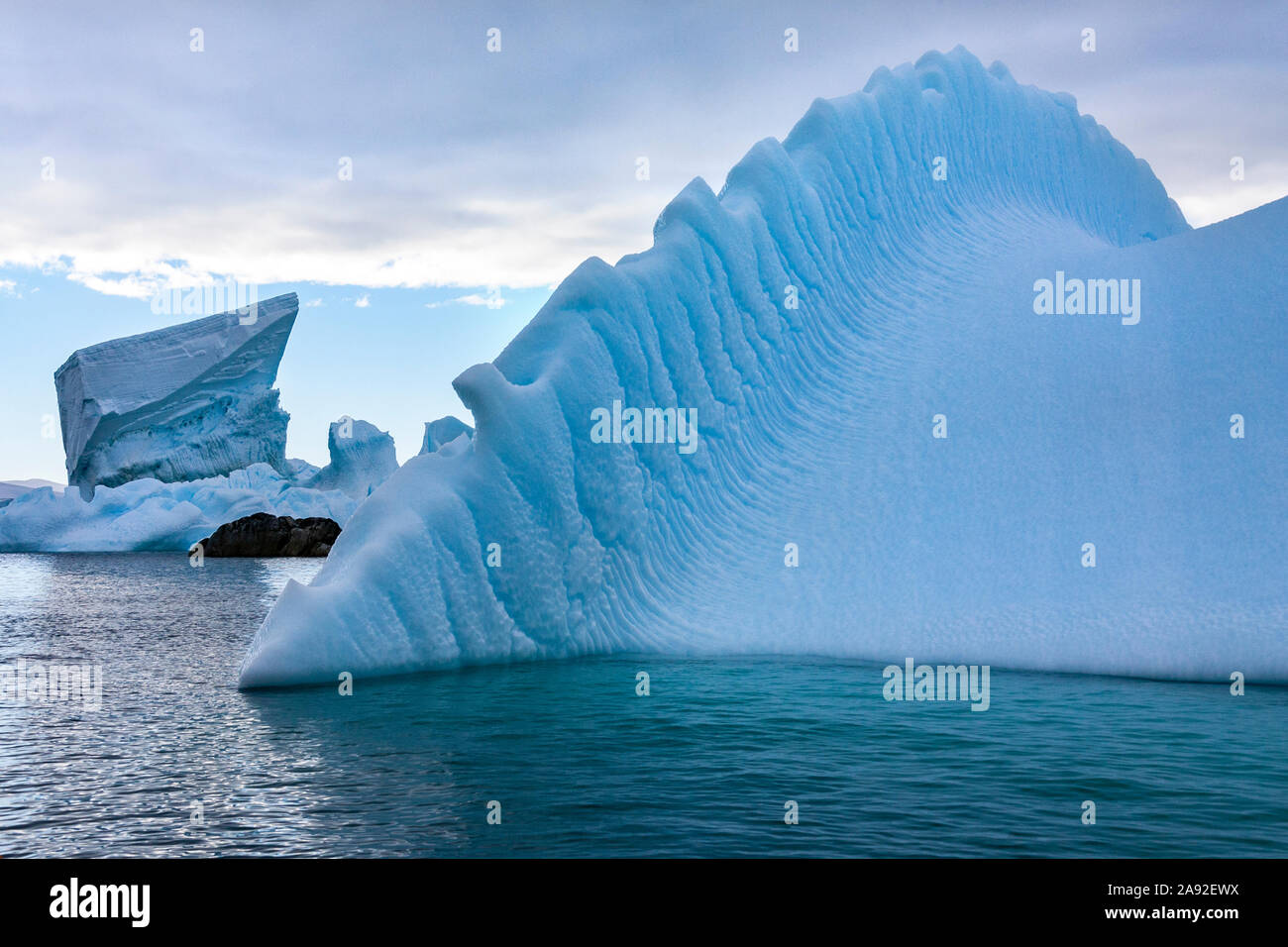 Eisberge in Dallmann Bucht in der Nähe des Melchior Gruppe von Inseln in der Palmer Archipel, Antarktis Stockfoto