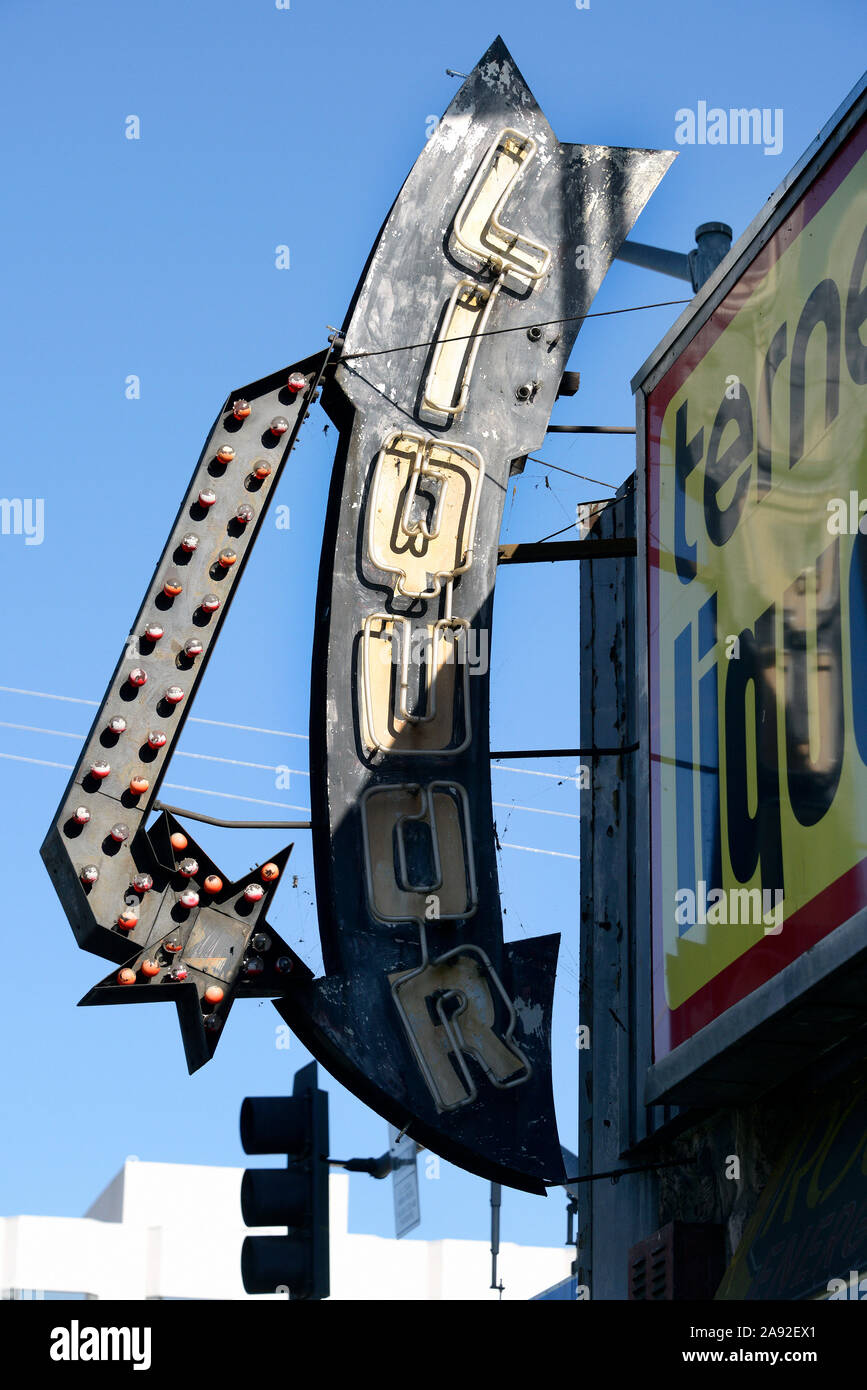 Alte beleuchtete Werbung für einen Spirituosenladen auf dem Sunset Strip in West Hollywood, Los Angeles, Kalifornien, USA Stockfoto