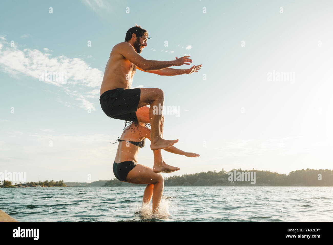 Mann und Frau ins Meer springen Stockfoto