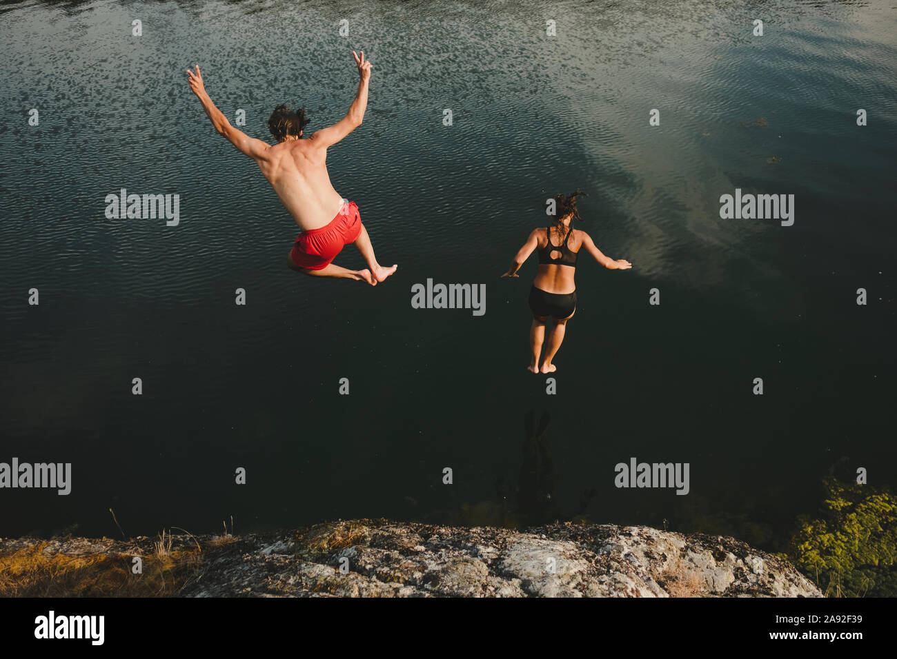 Mann und Frau ins Meer springen Stockfoto