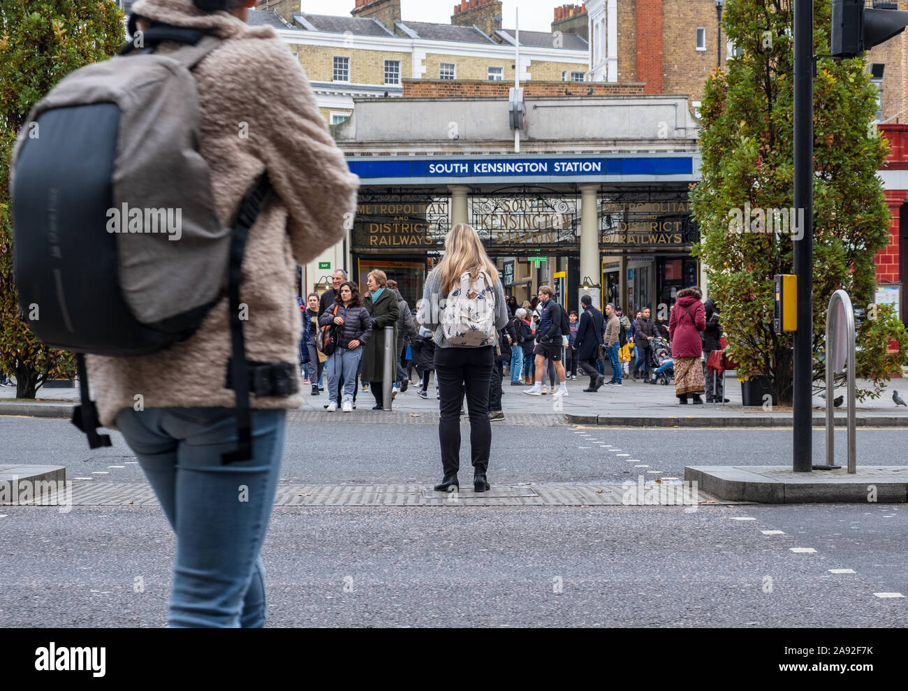 Überqueren Sie die Straße in London mit der U-Bahn Stockfoto