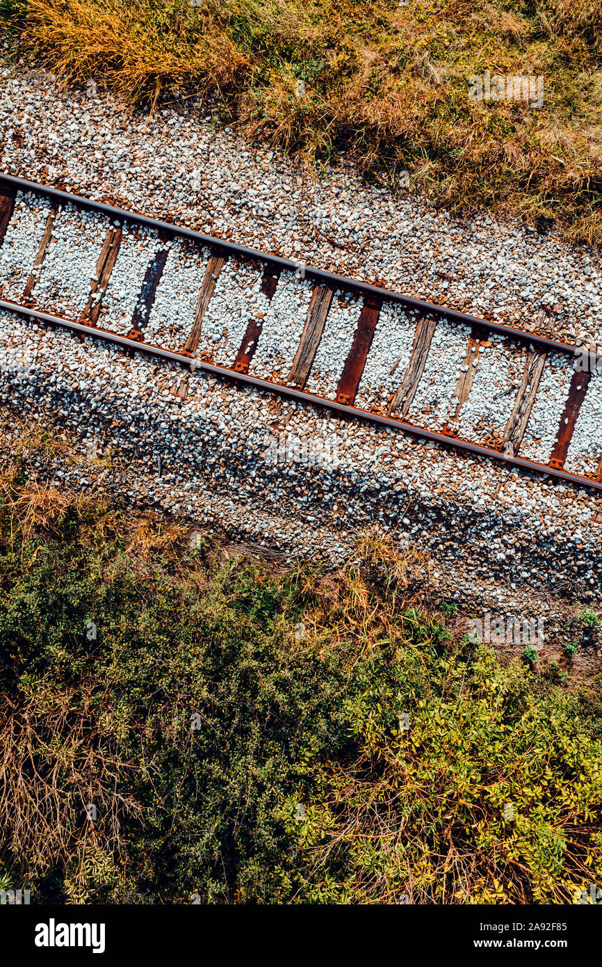 Alte Eisenbahn Spur durch die Landschaft im Herbst, Luftaufnahme von Drone pov Stockfoto