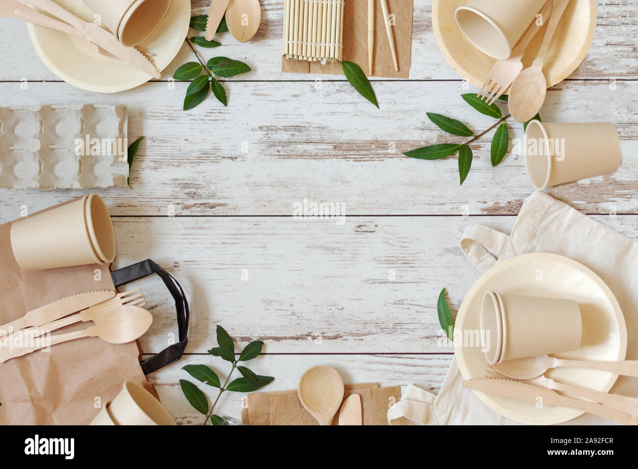Umweltfreundliches Einweggeschirr aus Bambus Holz und Papier auf weißem Holz- Hintergrund. Null Abfall, umweltfreundlich, Kunststoff freie Hintergrund. Stockfoto