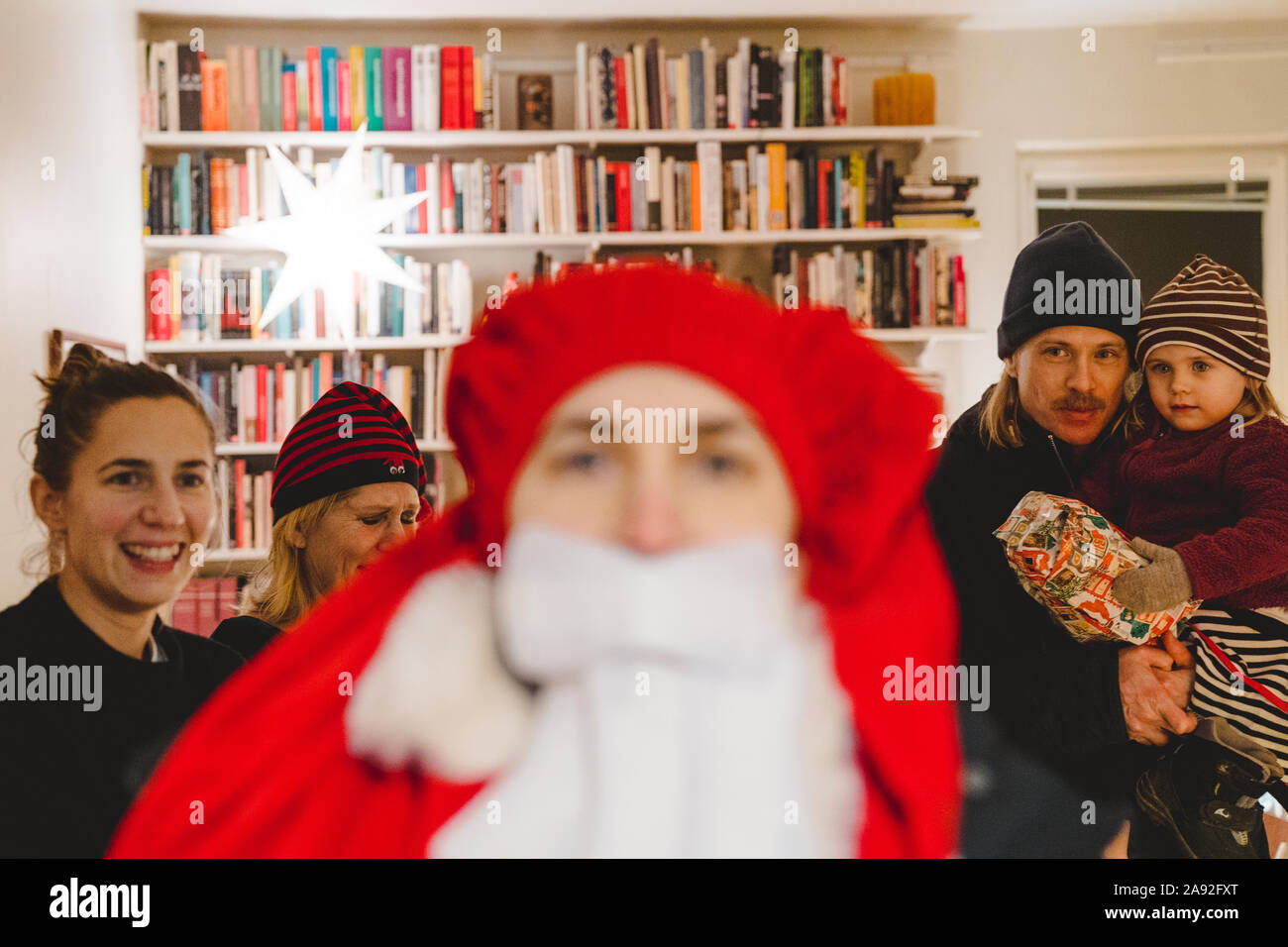 Familie zu Hause, Vater Weihnachten im Vordergrund Stockfoto