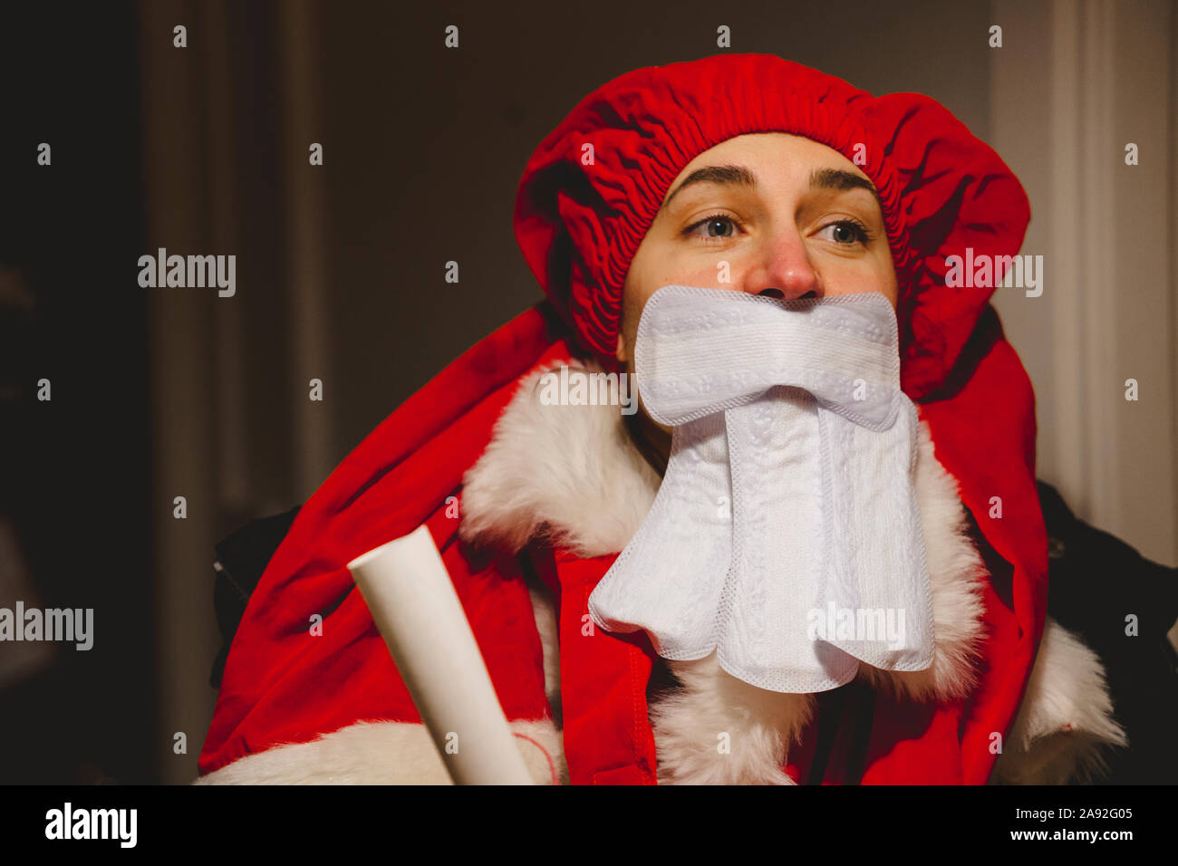 Frau verkleidet als Weihnachtsmann Stockfoto