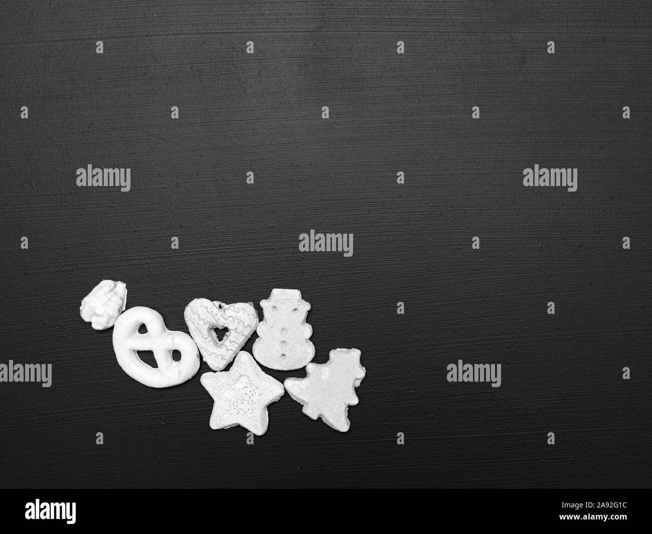 Viele verschiedene White christmas Cookies auf schwarzem Hintergrund Stockfoto
