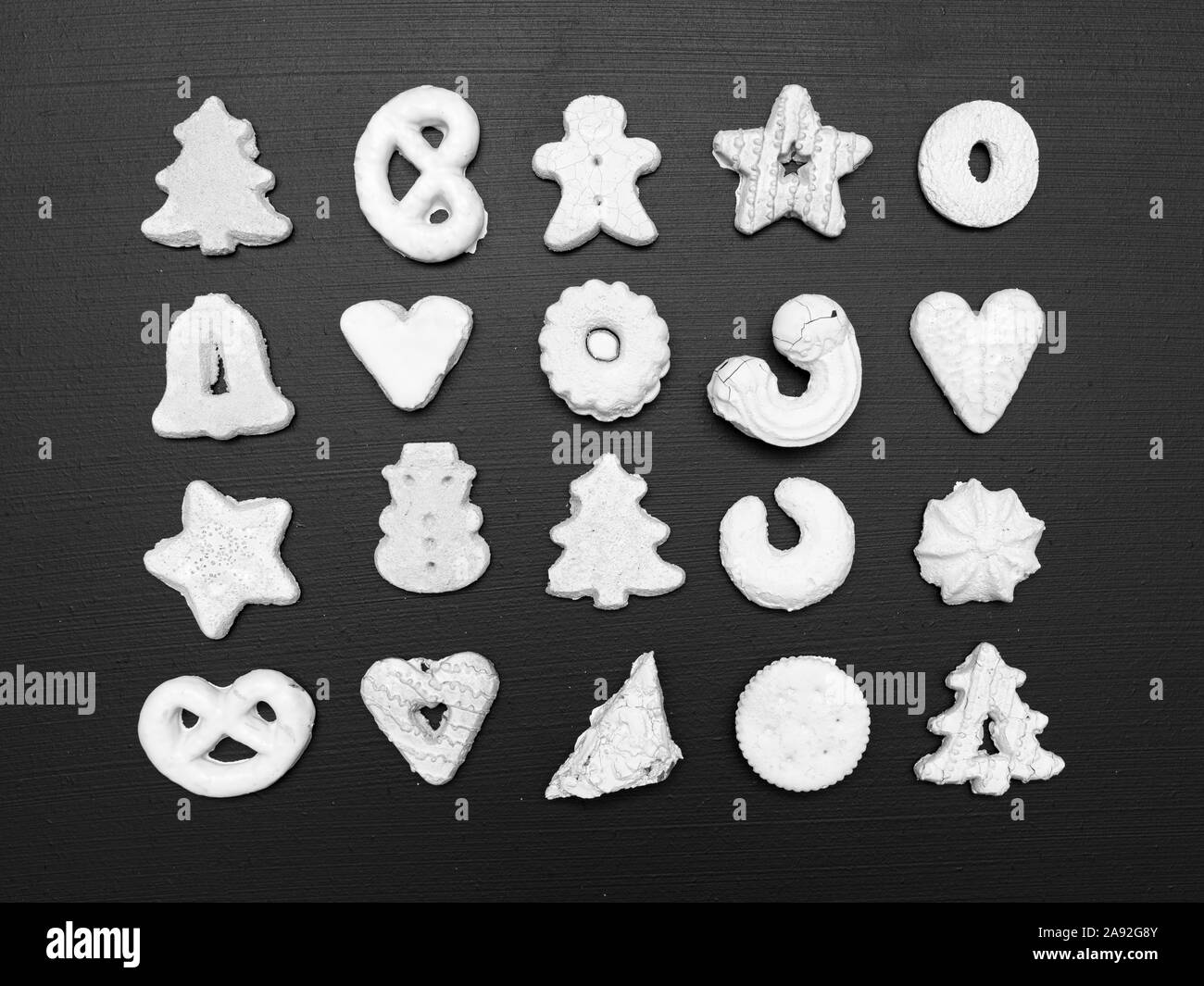 Viele verschiedene White christmas Cookies auf schwarzem Hintergrund Stockfoto