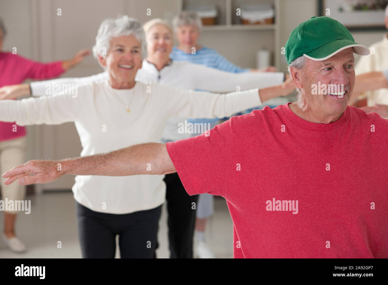 Senioren tun Arm Stärkung Übungen in einem Health Club Stockfoto