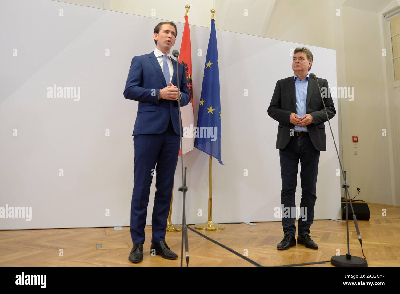 Wien, Österreich. 12. November 2019. Pressemitteilung von ÖVP (Neue Volkspartei Österreich) Bundesvorsitzende Sebastian Kurz und Grünen Sprecher Werner Kogler anlässlich der Beginn der Koalitionsverhandlungen im Winterpalais des Prinzen Eugen, himmelpfortgasse 8, am 12. November 2019 in Wien. Bild zeigt (von L nach R) Sebastian Kurz und nationaler Sprecher Werner Kogler. Quelle: Franz Perc/Alamy leben Nachrichten Stockfoto