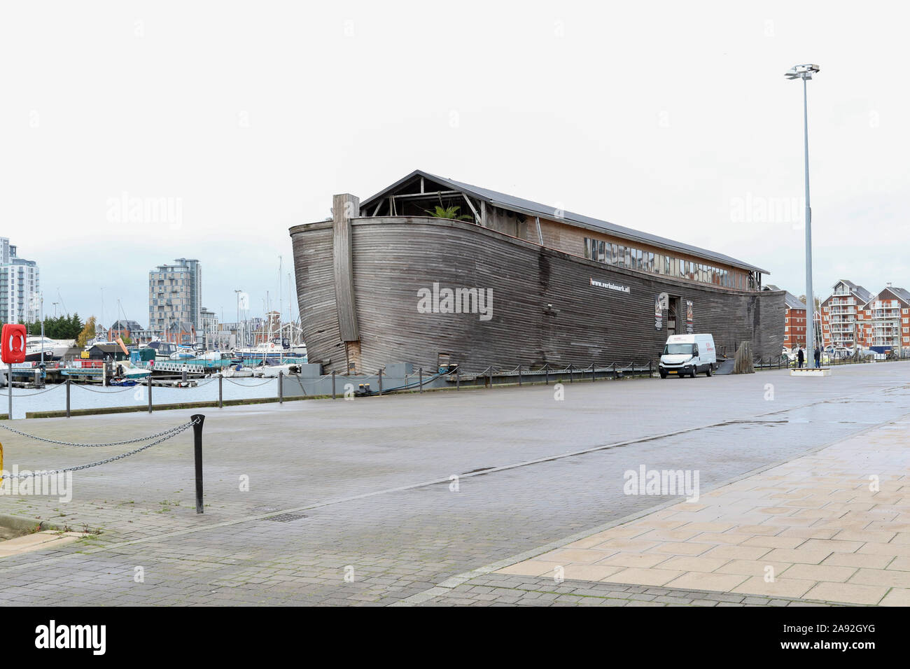 Ipswich, Suffolk, Großbritannien. 12 Nov, 2019. Ein 70 m Nachbau der Arche Noah hat in Ipswich, Suffolk angekommen. Im Inneren können Sie ein Museum mit einer 12 m hohen Baum des Lebens finden. Die Lade ist die Schaffung von niederländischen Künstler- und TV-Produzent Sir Aad Peters. Es wird in Ipswich für 3 Monate Aufenthalt und werden von Freitag, 15. November geöffnet sein. Quelle: David Johnson/Alamy leben Nachrichten Stockfoto