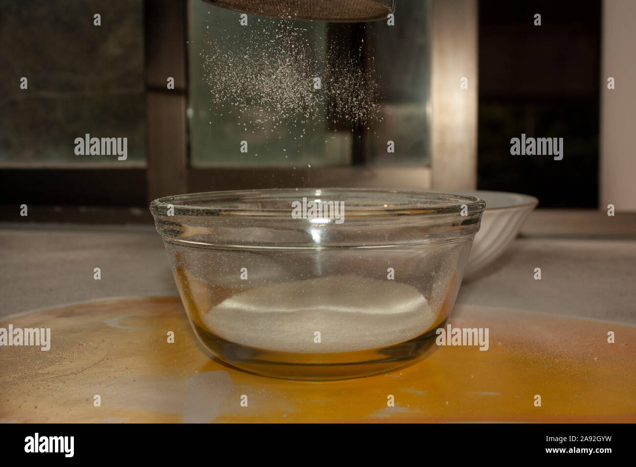 Mehl Sieb lassen Glaspulver pass auf, um es auf den Punkt und Kochen Stockfoto