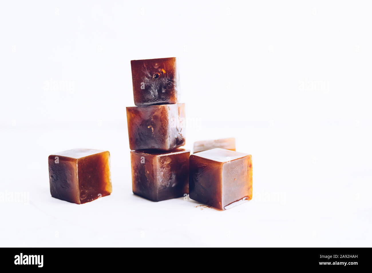 Gefrorenen Kaffee Würfel vorzubereiten, erfrischenden Kaffee Getränke. Nahaufnahme auf weißem Hintergrund. Stockfoto
