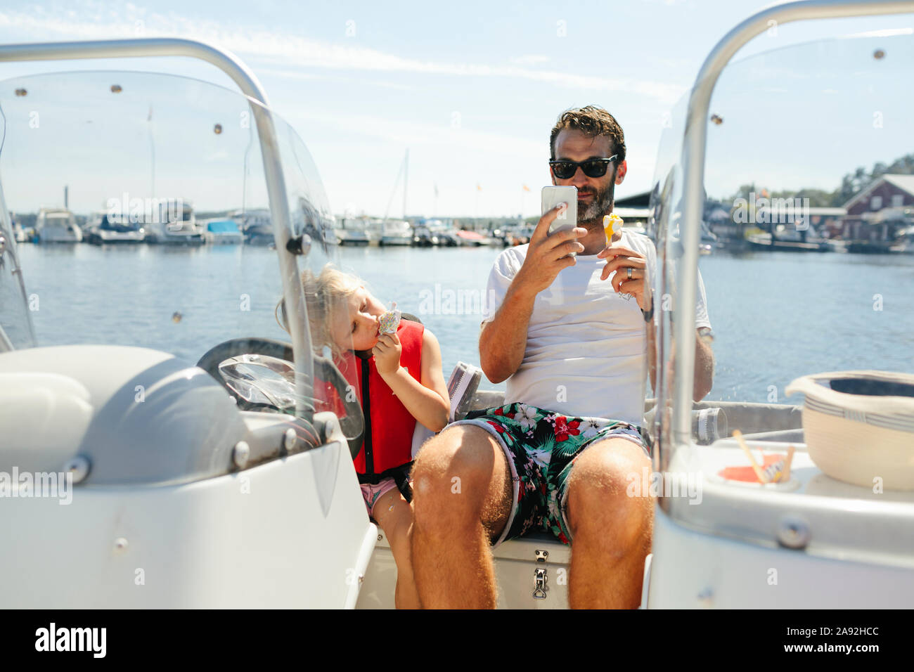 Vater mit Tochter auf dem Boot Stockfoto