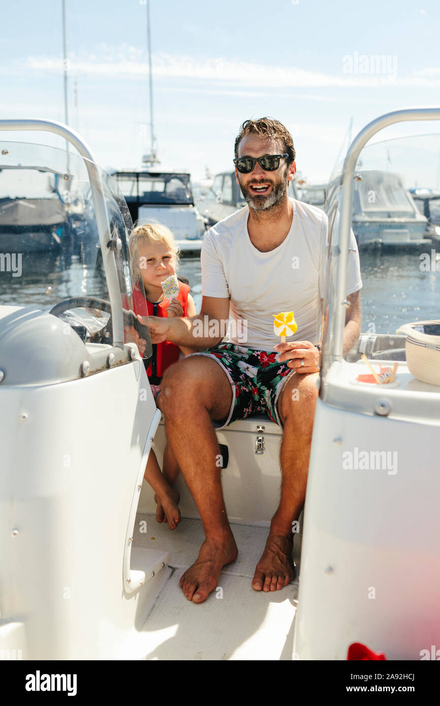 Vater mit Tochter auf dem Boot Stockfoto