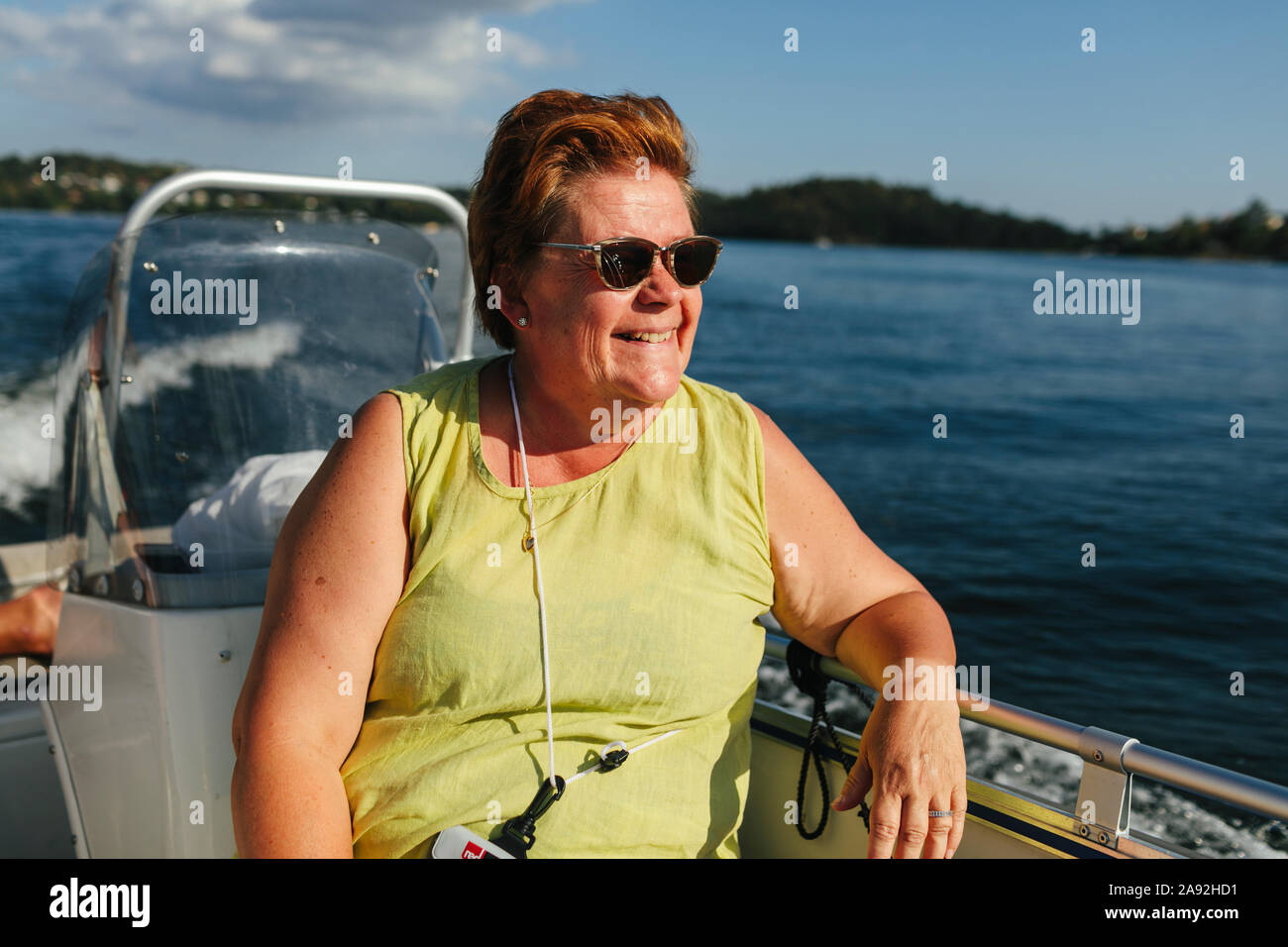Frau auf Boot Stockfoto