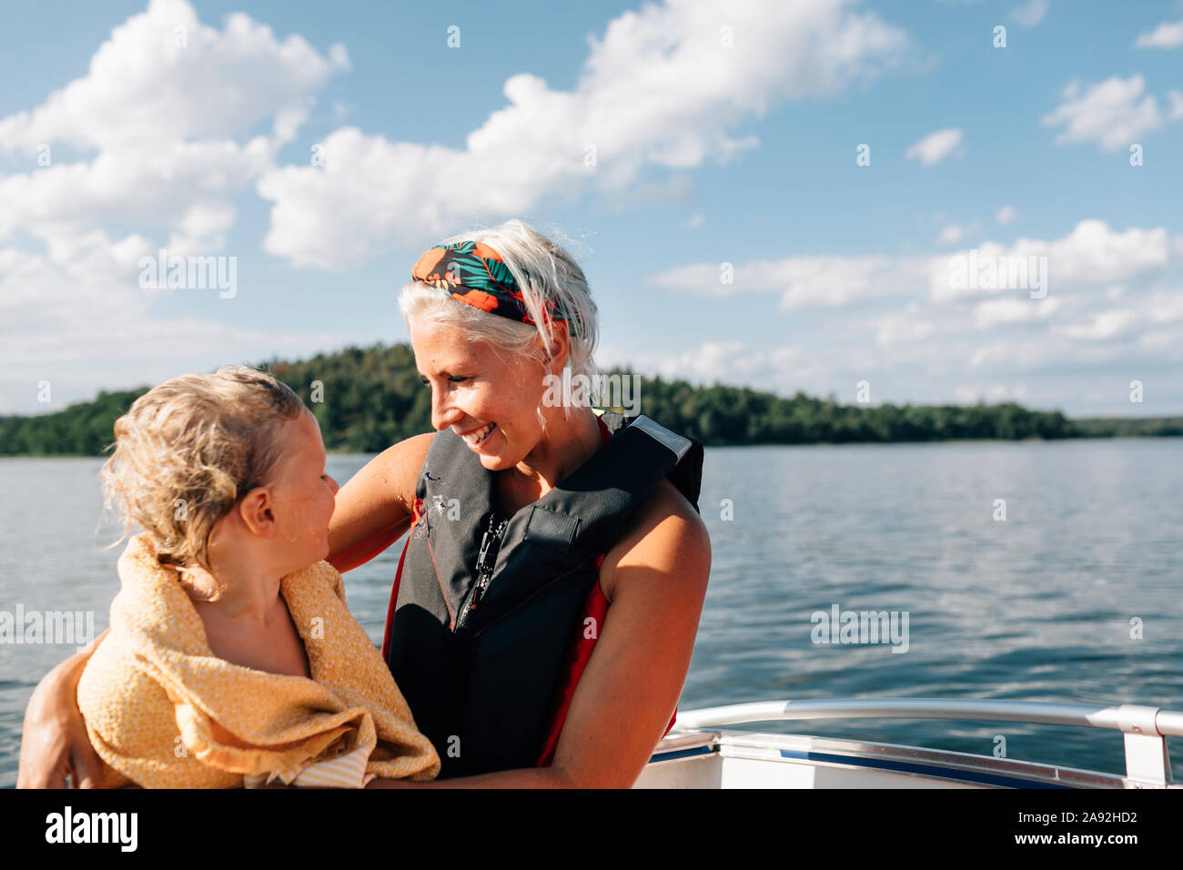 Mutter mit Tochter auf dem Boot Stockfoto