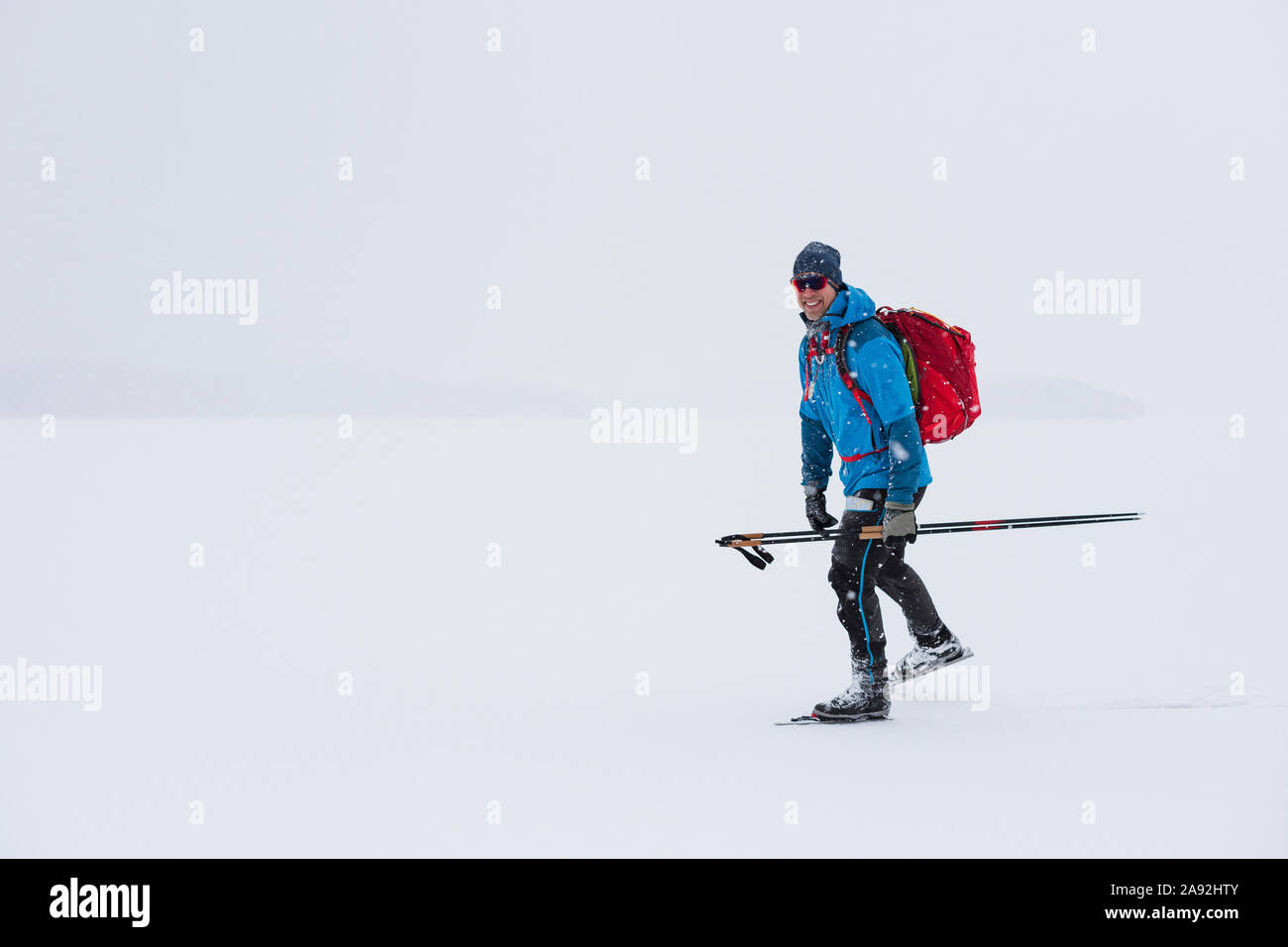 Mann, Schlittschuhlaufen auf dem zugefrorenen See Stockfoto