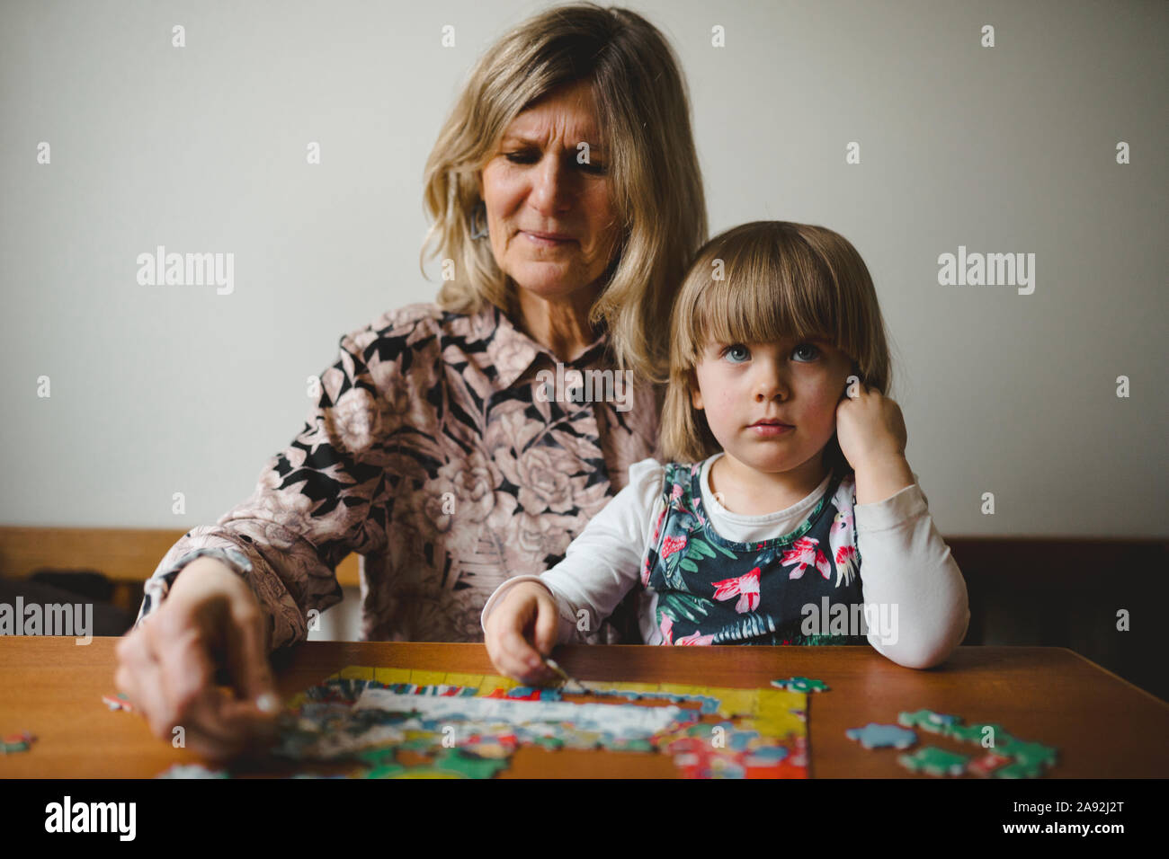 Großmutter und Enkelin tun Rätsel Stockfoto