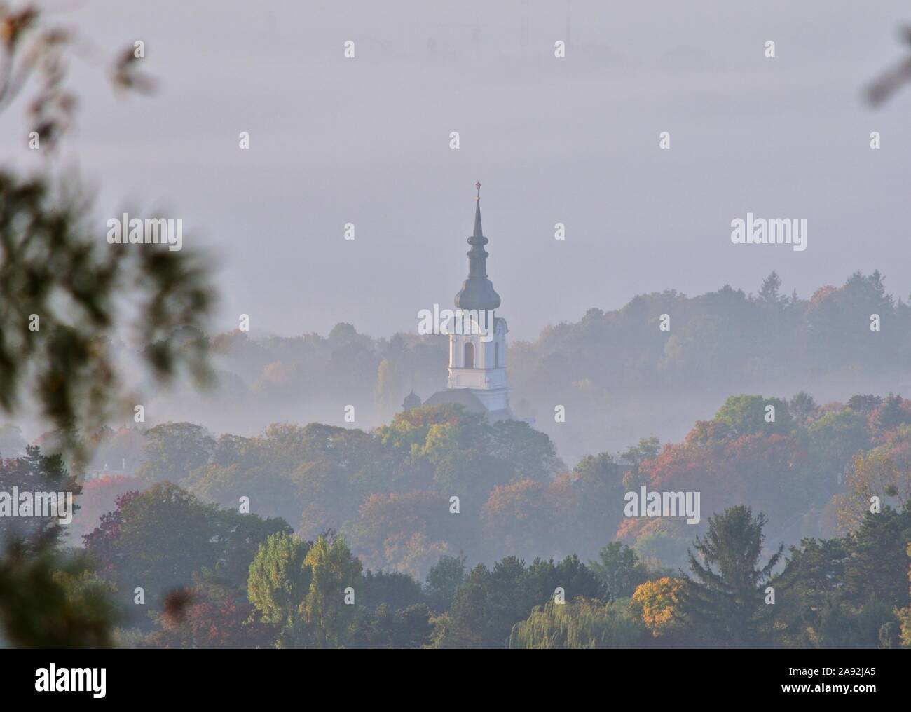 Maria Schmerzen Kirche auf einem nebligen Morgen Stockfoto