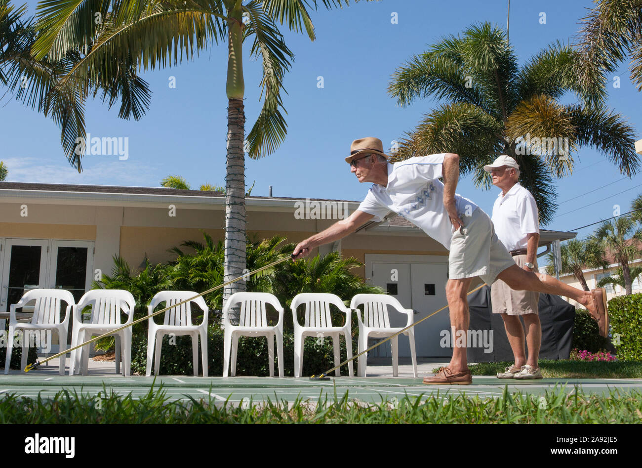 Ältere Männer spielen Shuffleboard Stockfoto