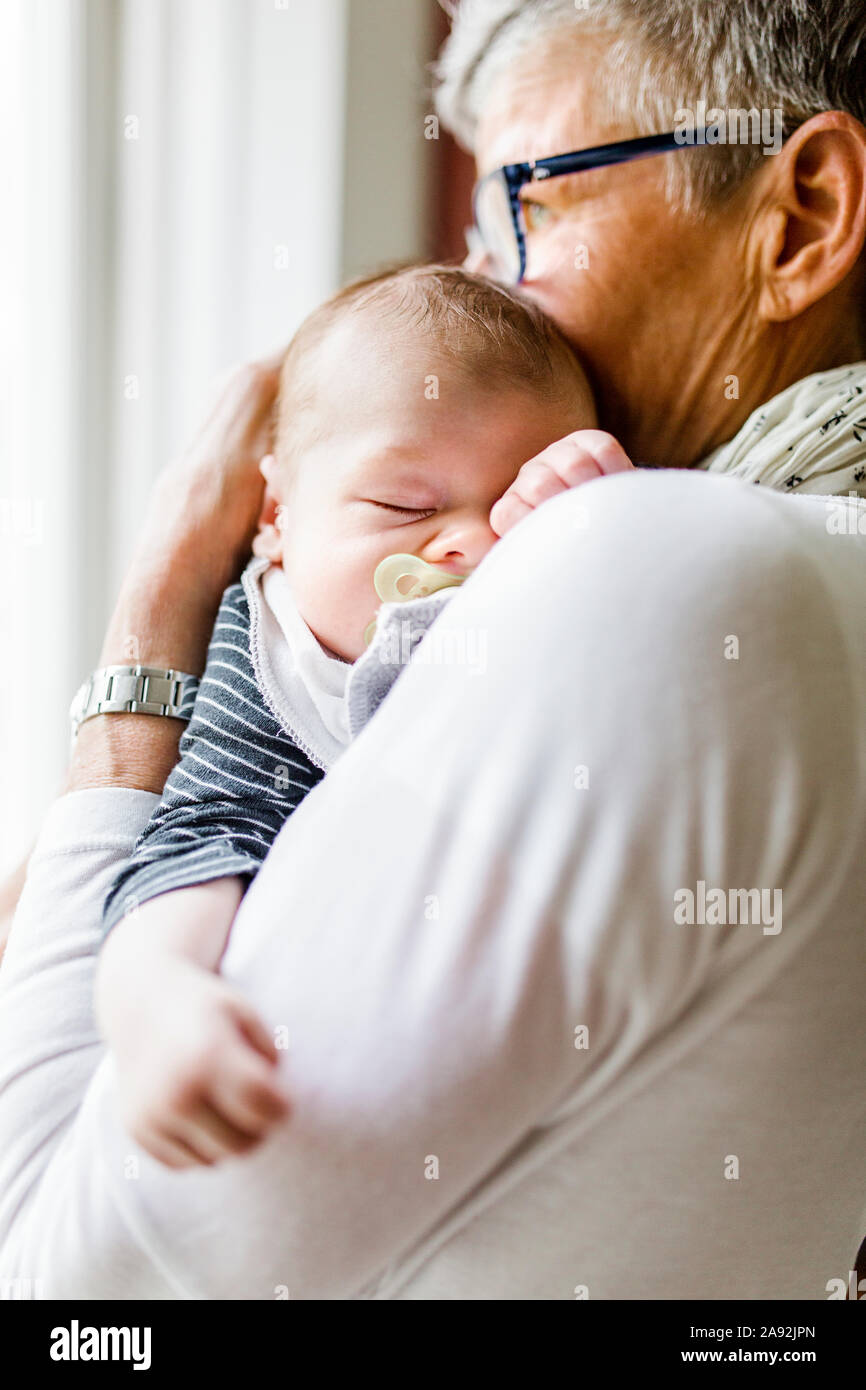 Großvater mit Baby Stockfoto