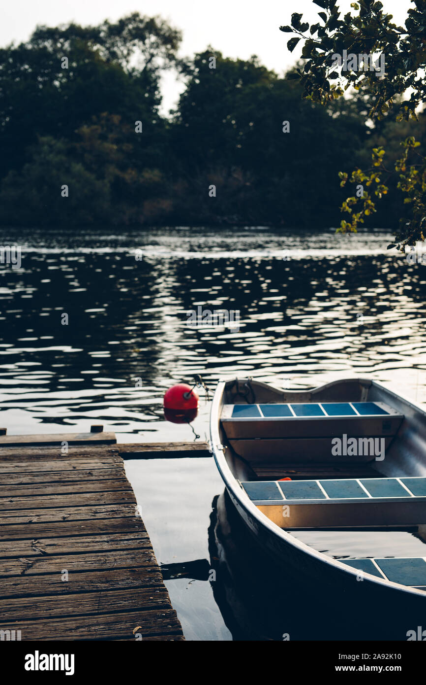 Ruderboot in der Nähe von Steg Stockfoto