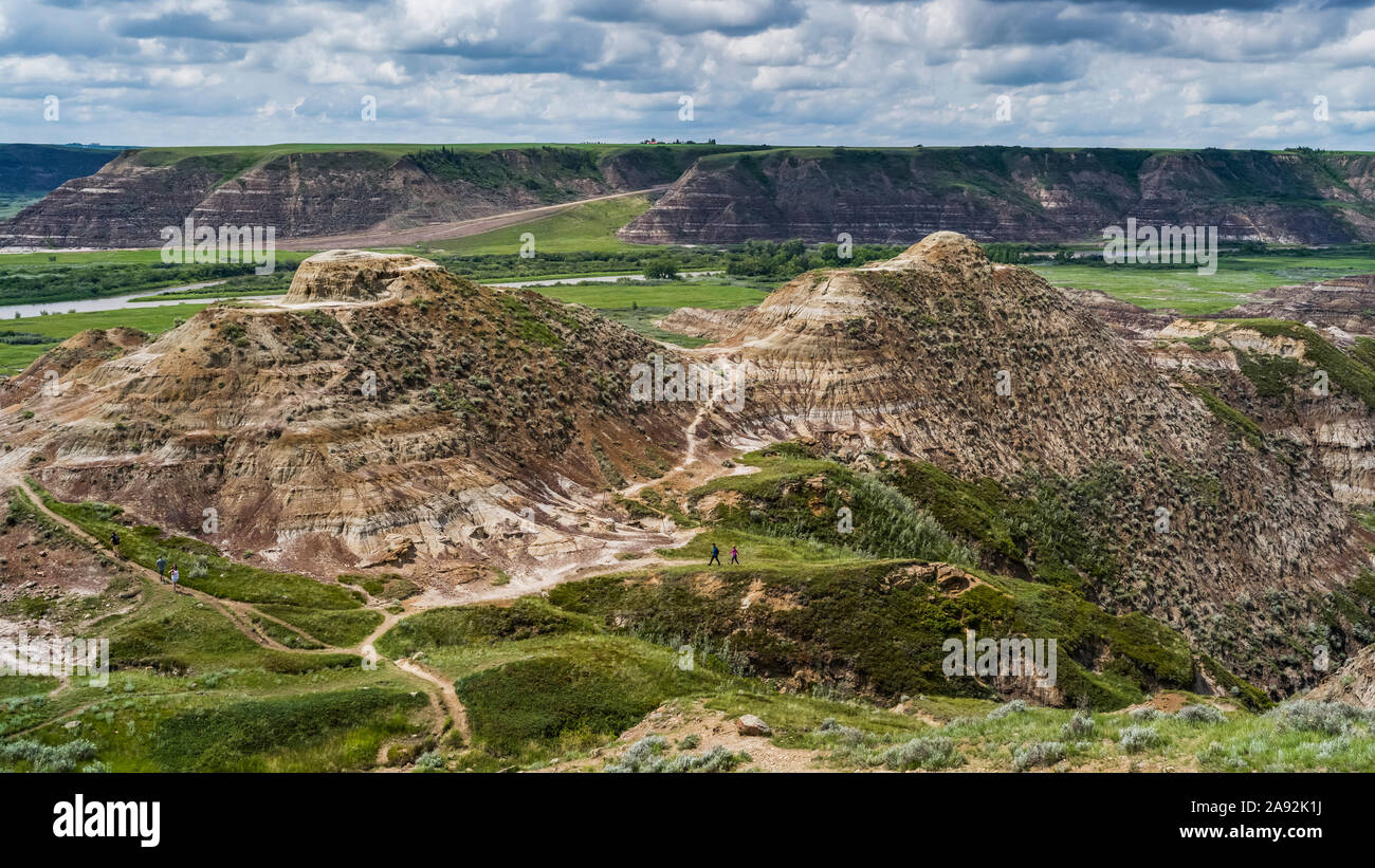 Touristen auf einem Wanderweg in Horse Thief Canyon, Starland County; Alberta, Kanada Stockfoto