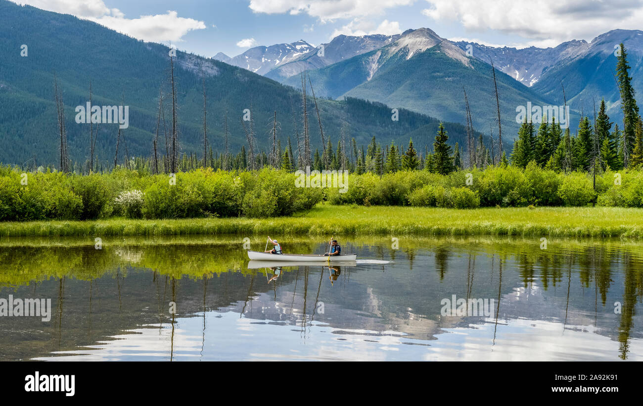 Kanufahren auf Vermillion Lakes in den kanadischen Rocky Mountains, Bow River Valley, Banff National Park; Alberta, Kanada Stockfoto