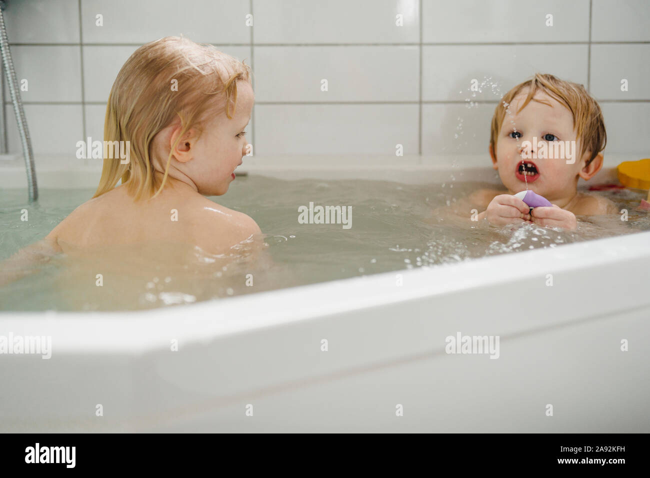 Kinder in der Badewanne Stockfoto