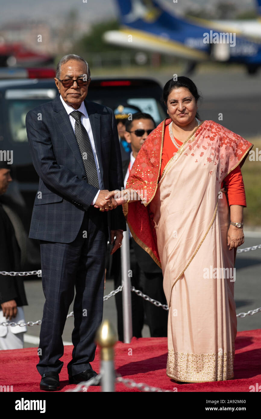 Kathmandu, Nepal. Nov, 2019 20. Präsident von Bangladesh, Abdul Hamid (L) und Präsident von Nepal, Bidhya Devi Bhandari (R) schütteln sich die Hände während der Begrüßungszeremonie auf dem Internationalen Flughafen Tribhuvan. Präsident von Bangladesh ist auf einer dreitägigen offiziellen goodwill Besuch in Nepal auf Einladung von Nepals Präsident. Credit: SOPA Images Limited/Alamy leben Nachrichten Stockfoto