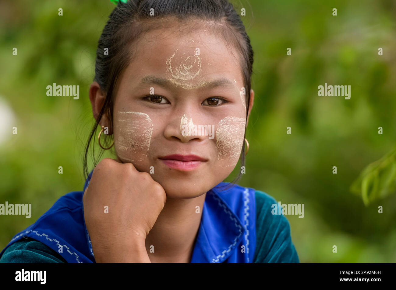 Porträt eines schönen Pao'O Mädchens mit Stammesmarkierungen im Gesicht; Yawngshwe, Shan State, Myanmar Stockfoto