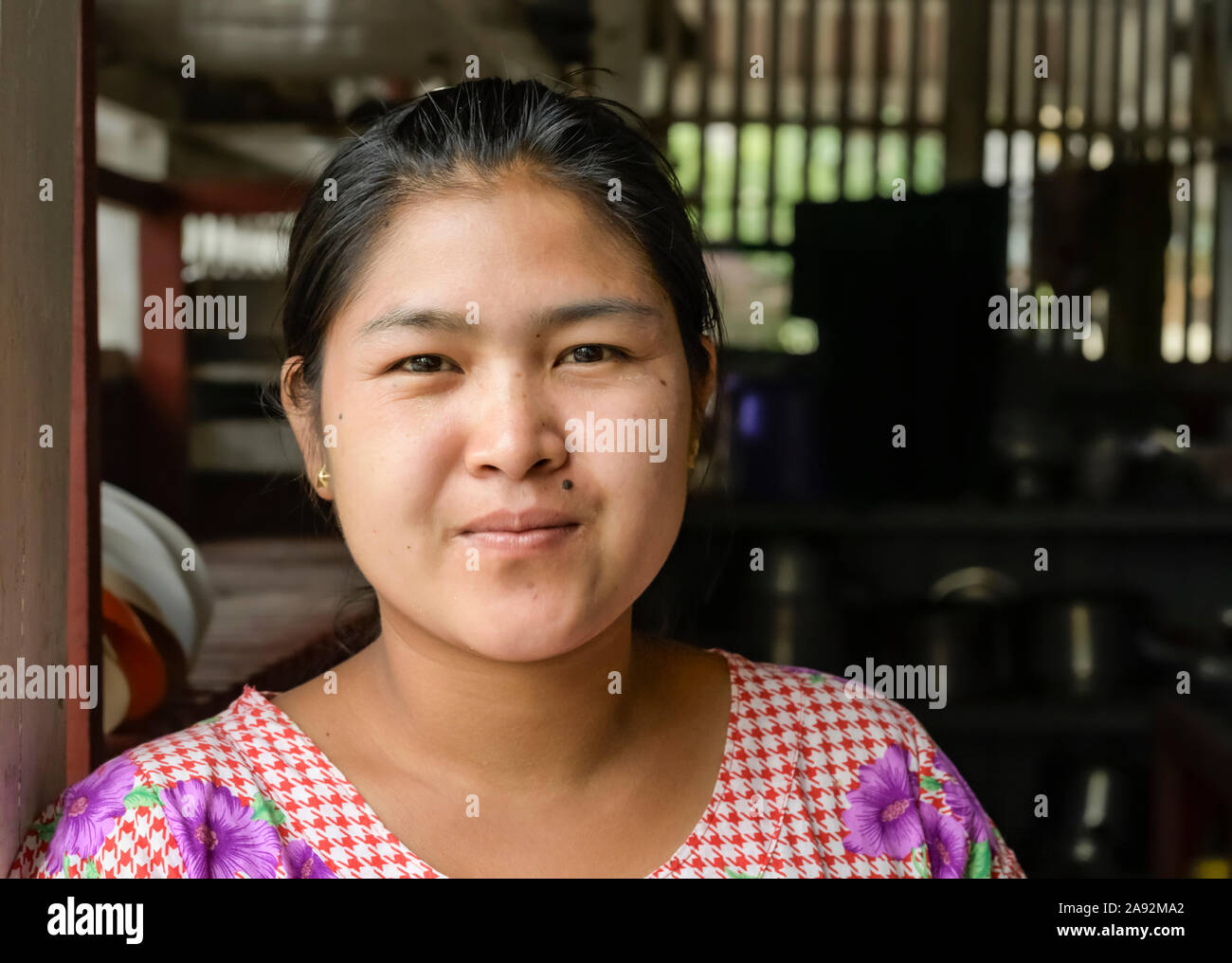 Porträt einer jungen burmesischen Frau; Yawngshwe, Shan State, Myanmar Stockfoto