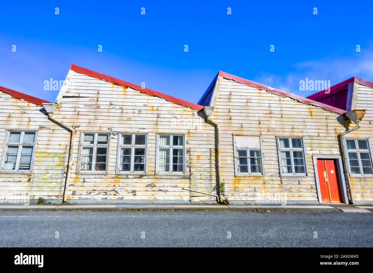 Verwitterte Gebäude mit Rostflecken auf dem Abstellgleis und schrägen Dächern; Wellington, North Island, Neuseeland Stockfoto