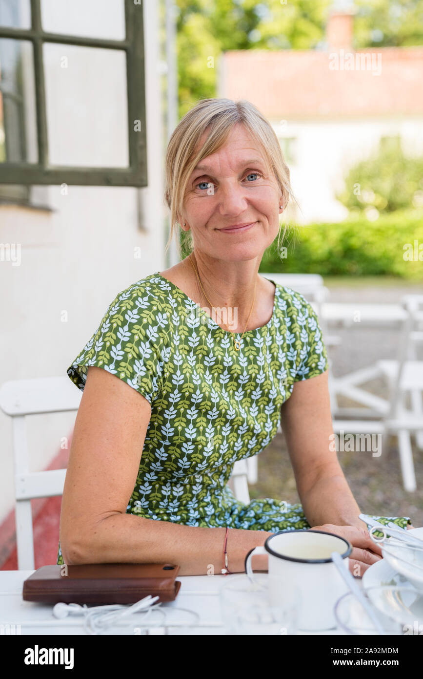 Lächelnde Frau, Blick in die Kamera Stockfoto