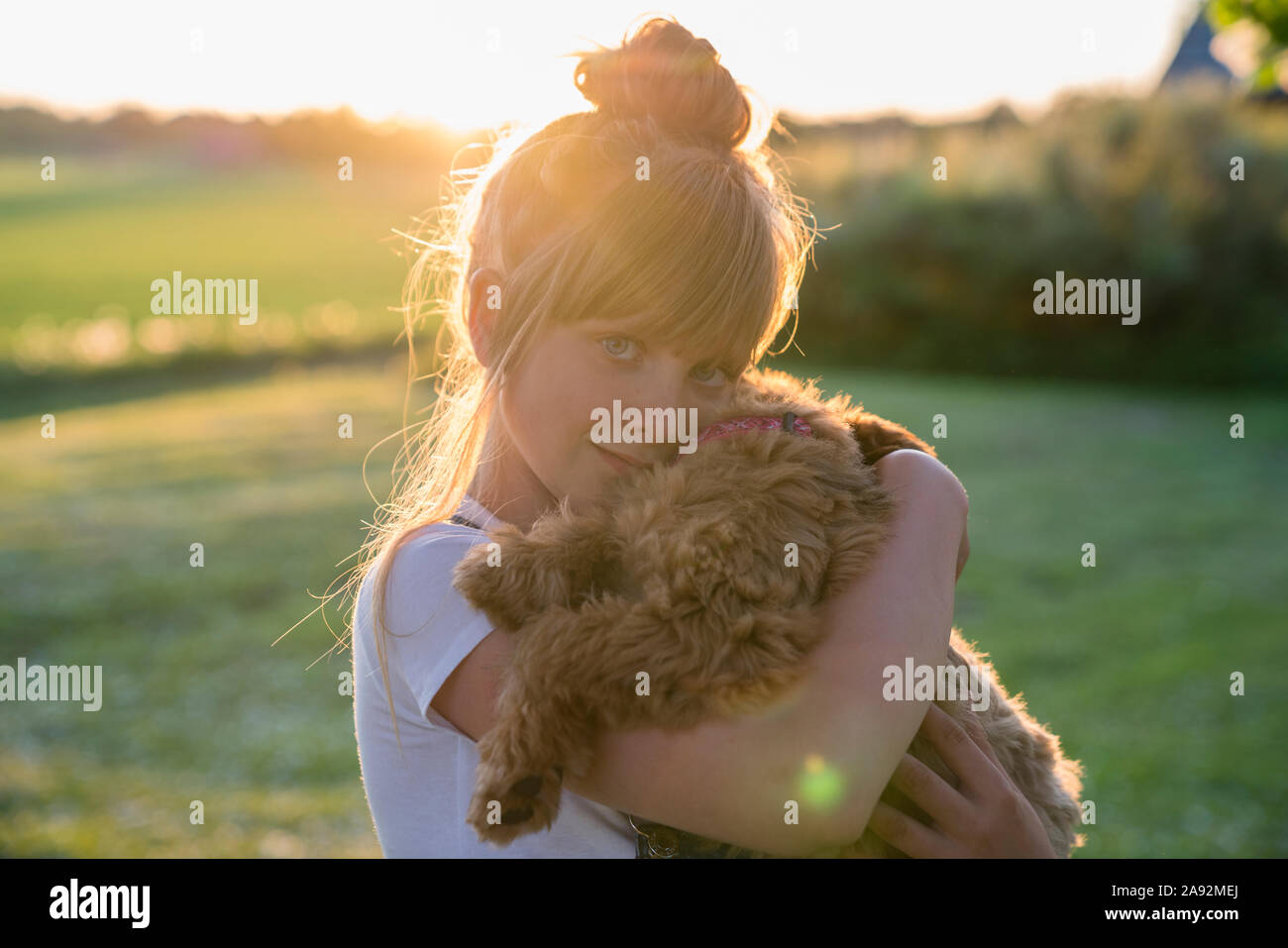 Mädchen halten Hund Stockfoto