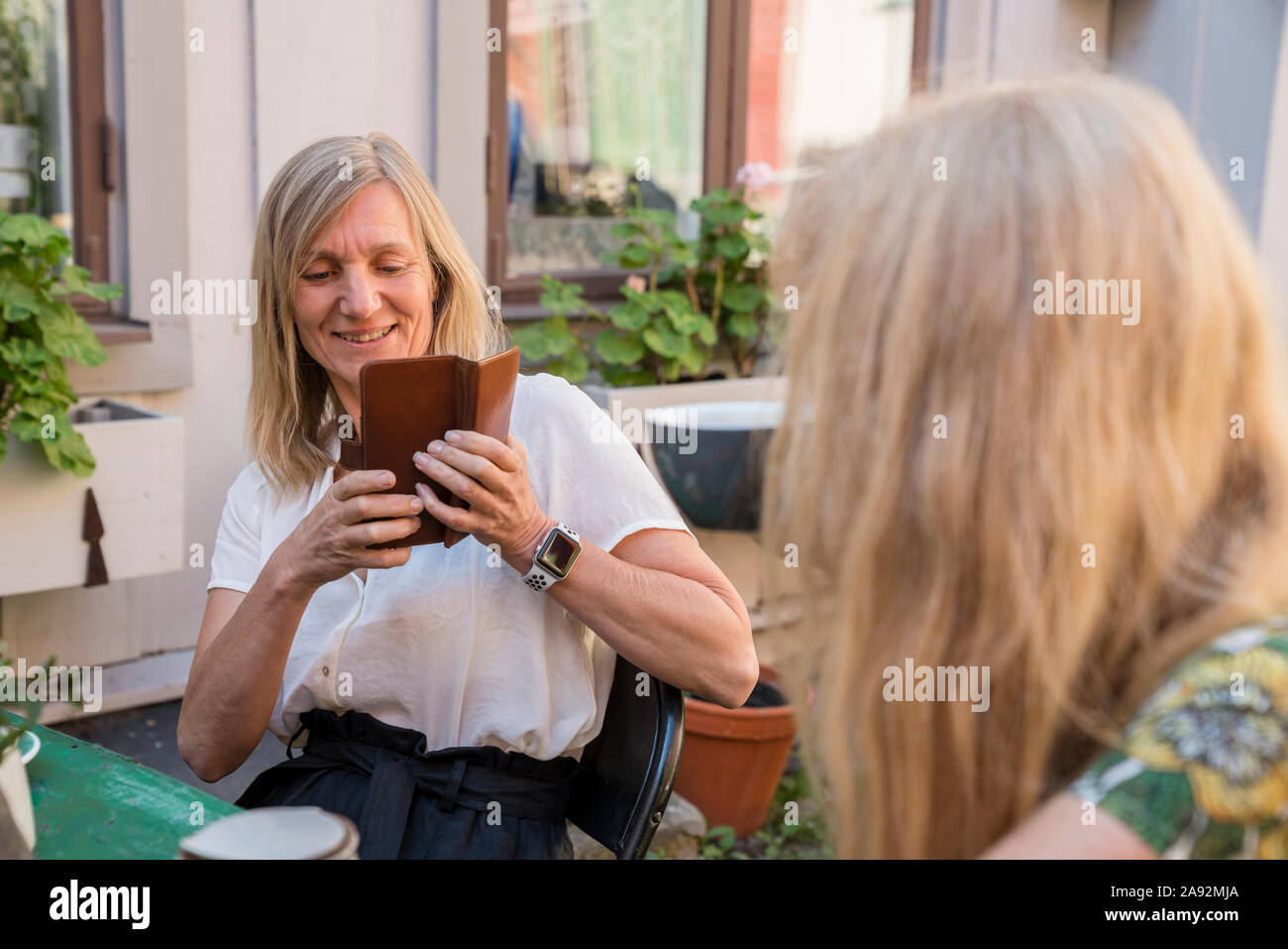 Weibliche Freunde im Café im Freien Stockfoto