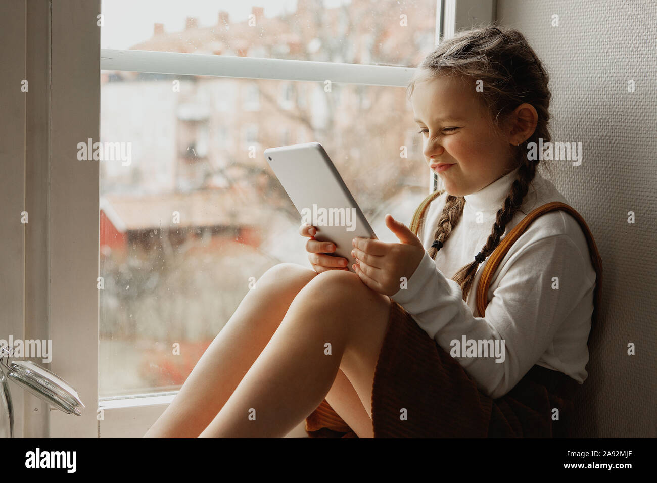 Mädchen mit digital-Tablette Stockfoto