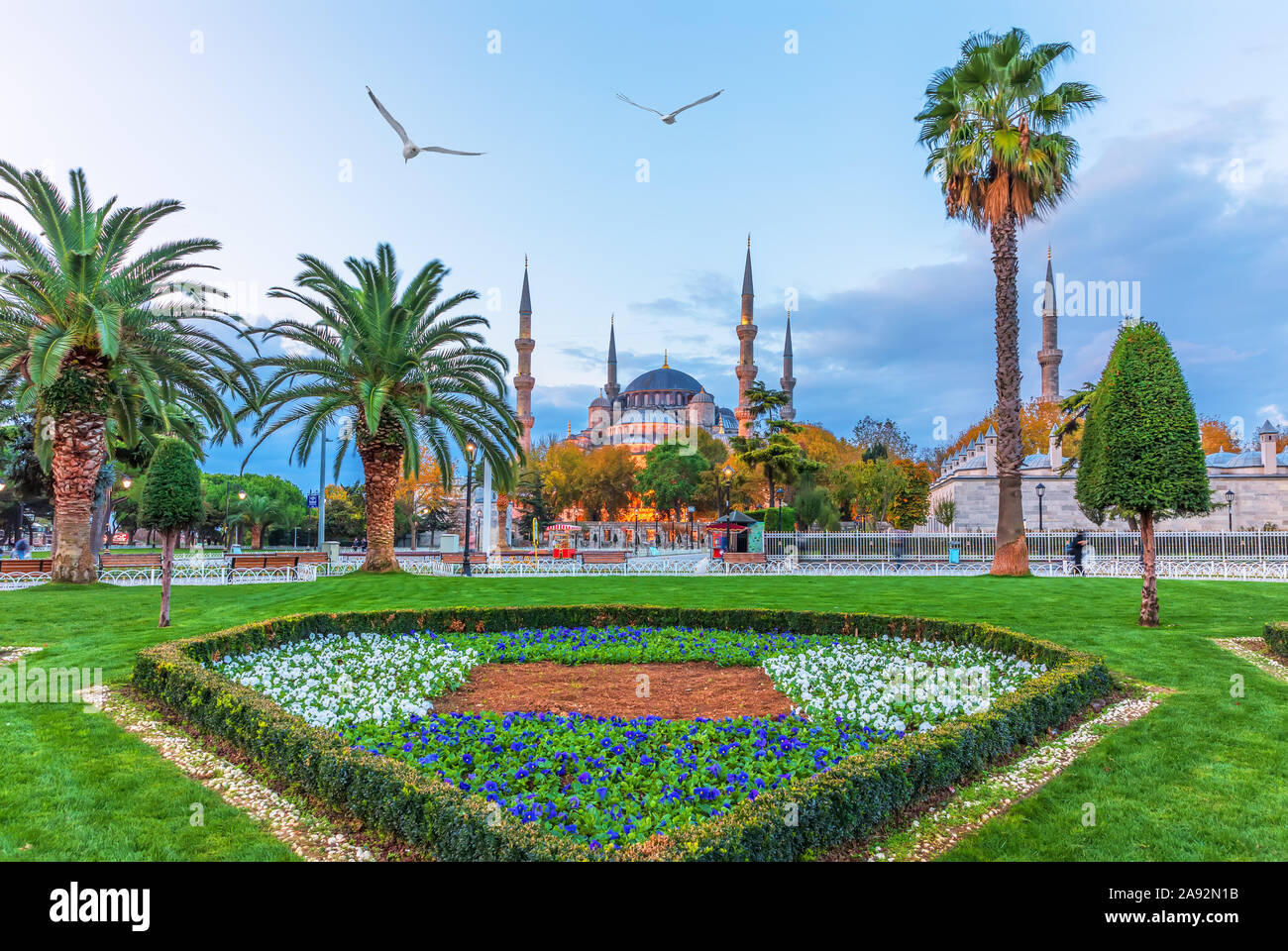 Die Blaue Moschee und die Blumenbeete im Park Sultan Ahmet, Istanbul, Türkei Stockfoto