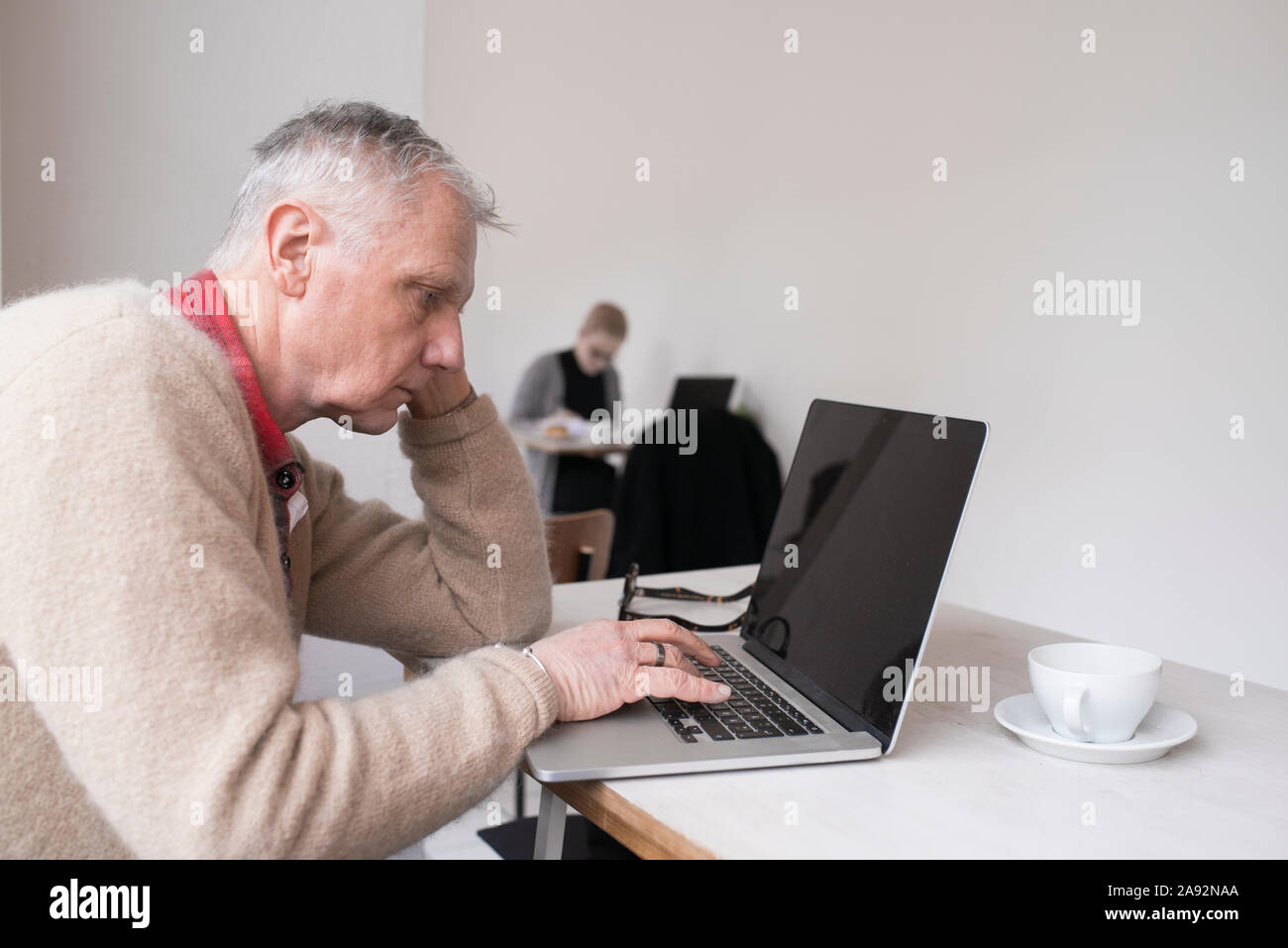 Älterer Mann mit Laptop Stockfoto